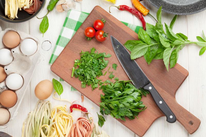 厨房桌子上的蔬菜食材