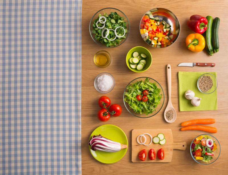 桌子上新鲜的意大利面食材