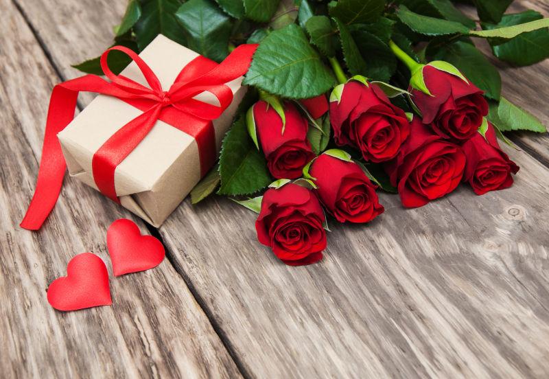 情人节礼物盒边有一束美丽的红玫瑰