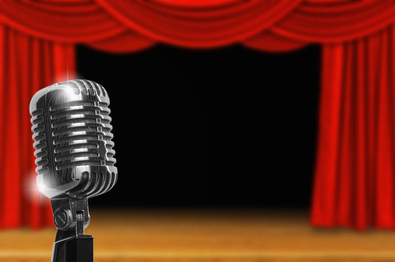 红色舞台与复古麦克风