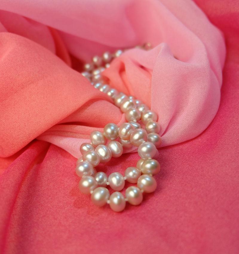 粉红色布料上的饰品珠串