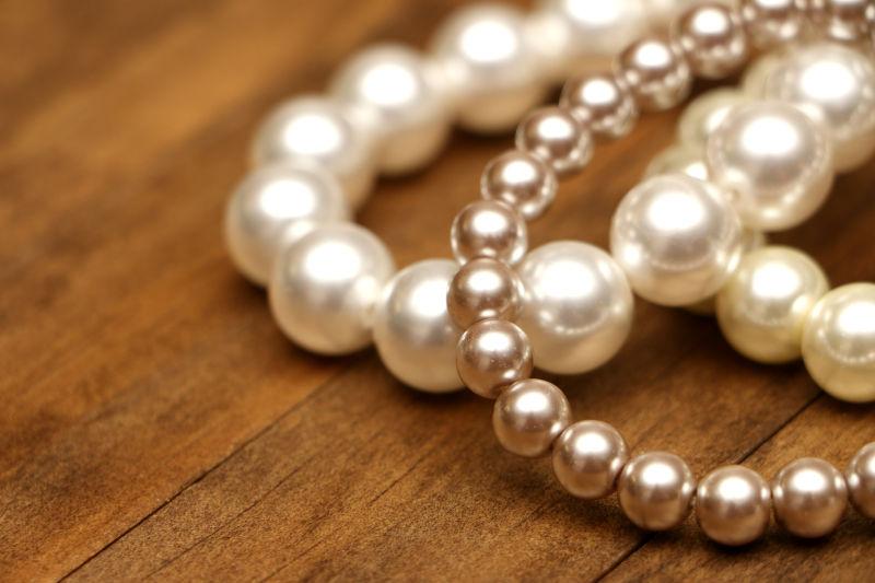 木质背景上的饰品珠串