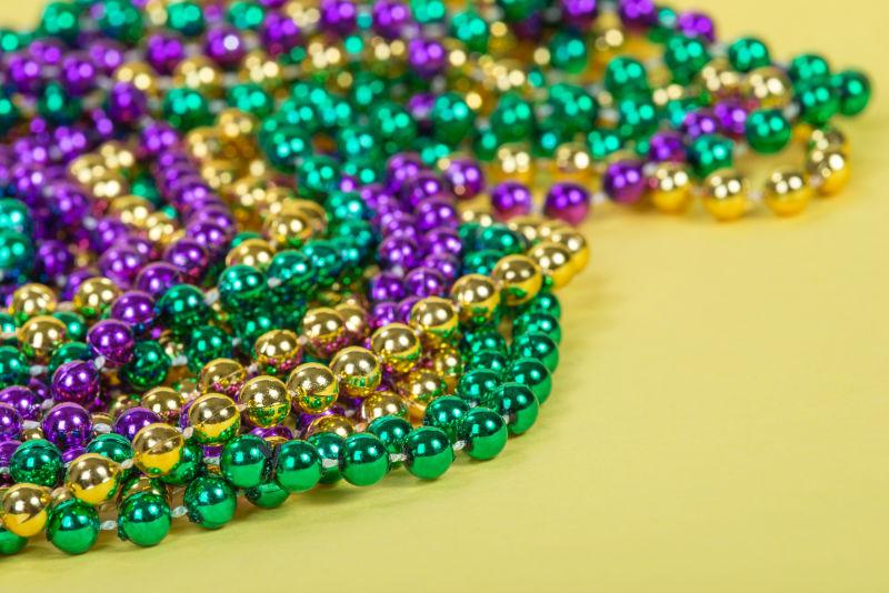 黄色背景中的饰品珠串