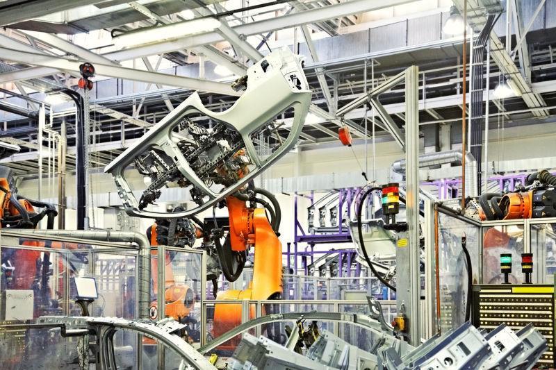 生产中的黄色机器人