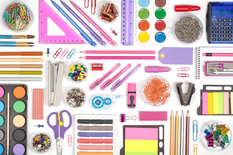 学生文具用品图片-白色背景上摆放整齐的各种文具用品素材-高清图片