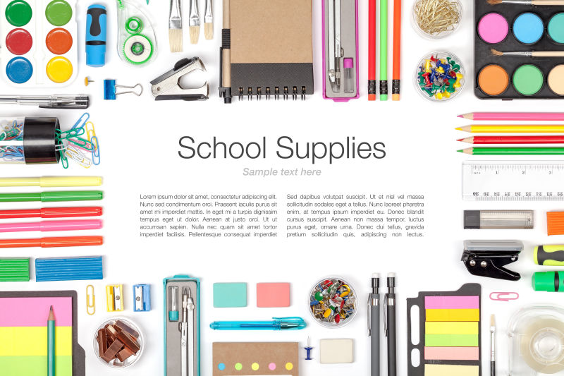 白色背景上摆放整齐的各种文具用品