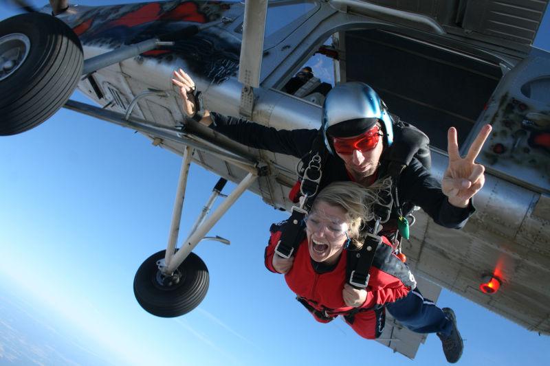 教练跳伞从飞机上跳下来