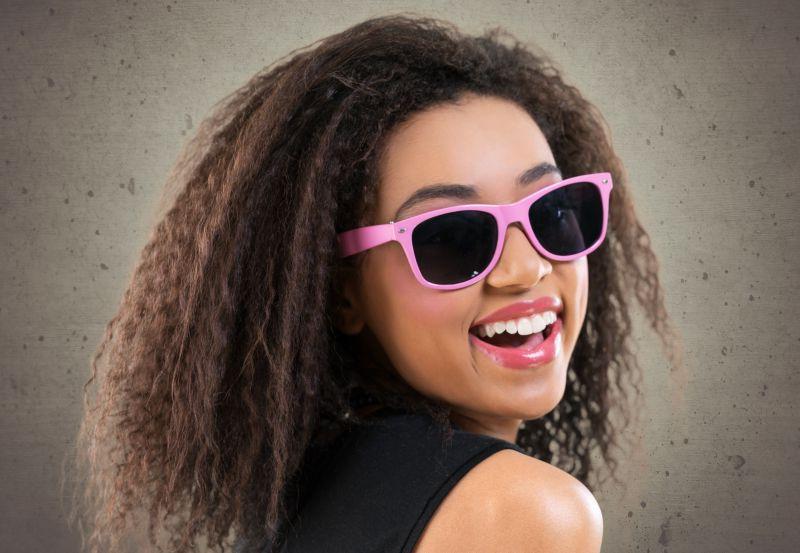 戴着墨镜的微笑女孩