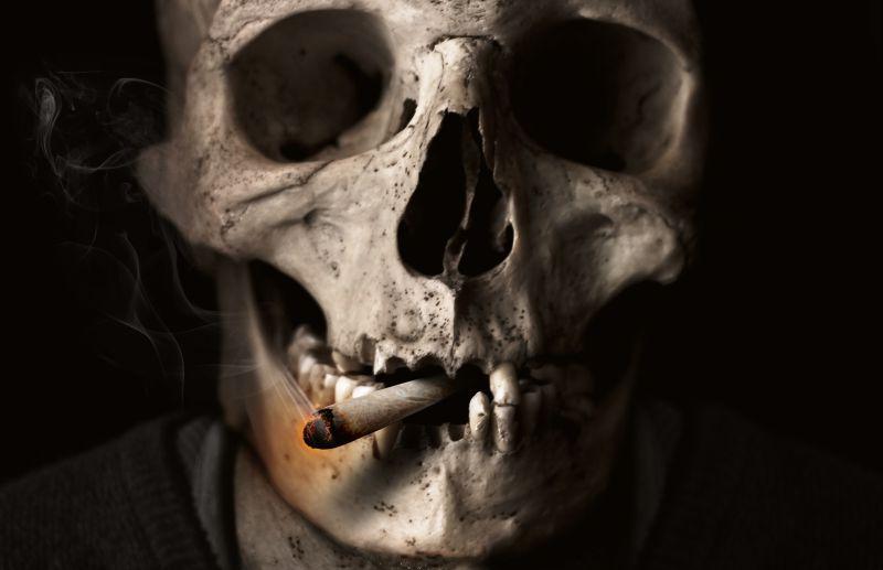 骷髅抽烟喝酒的图片图片