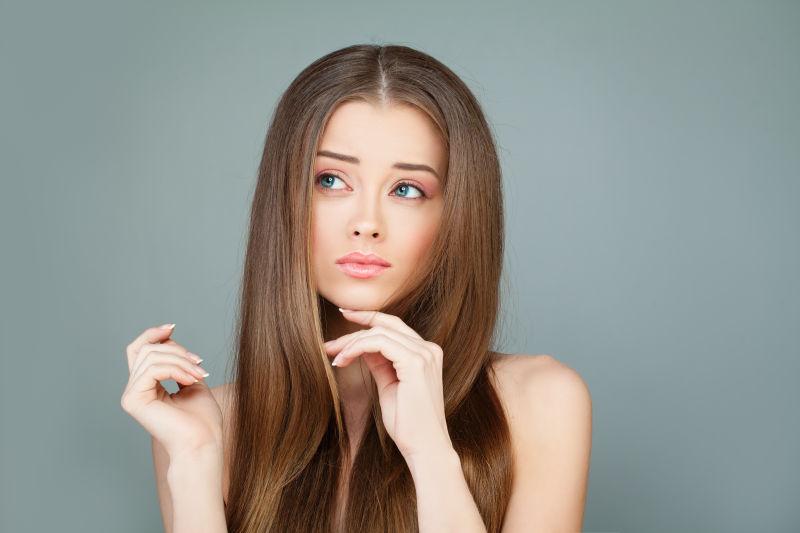 美丽时尚性感女孩展示她的手