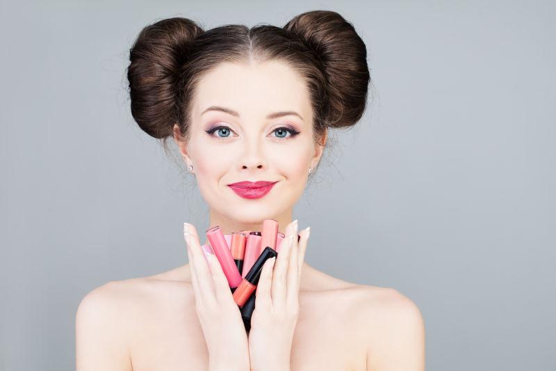 和Colorful Lipsticks在一起的美女时尚化妆概念