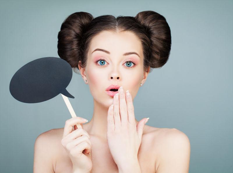 惊讶的模特女孩拿着纸云在棍子上