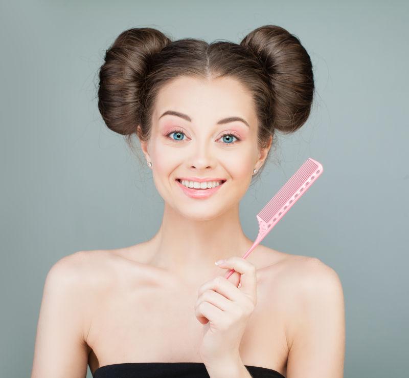 留着漂亮的发型和可爱的脸的美丽的模特