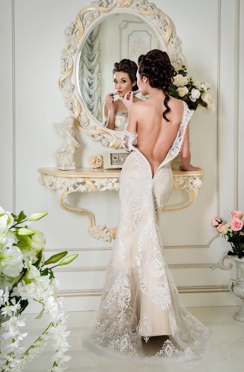 化妆镜前的美女新娘