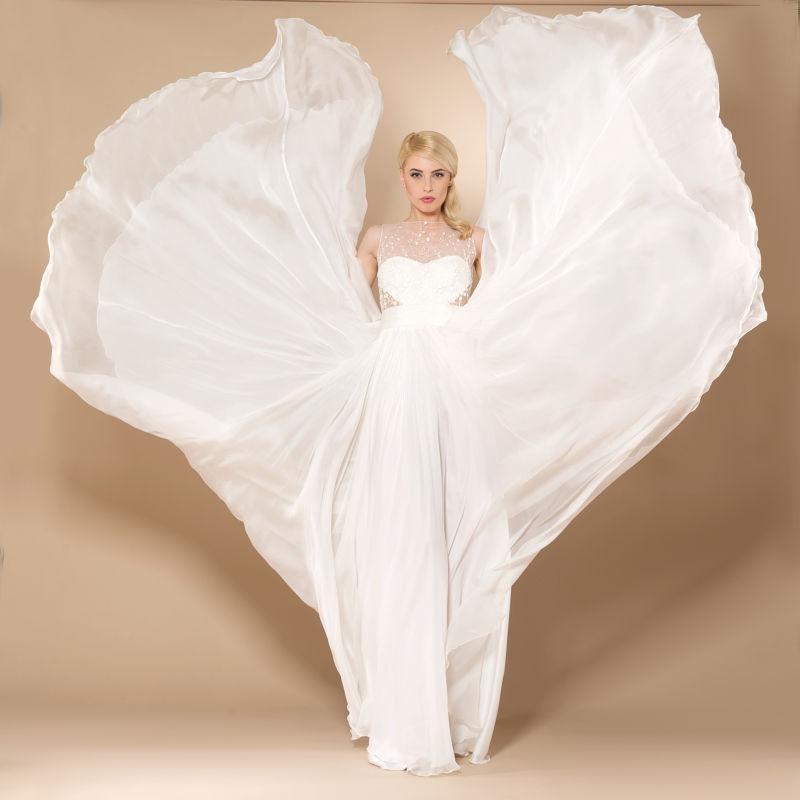 黄色背景墙前的美女新娘