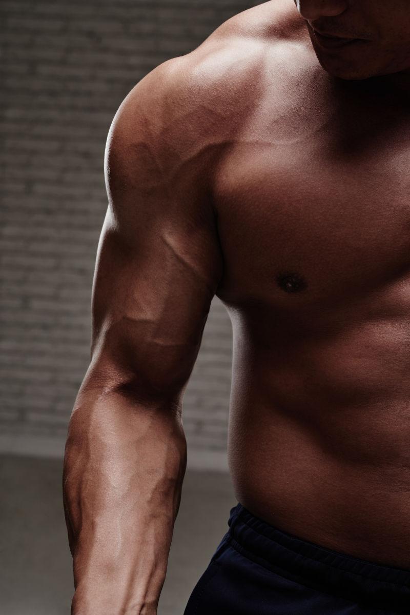 健身达人的强壮肌肉