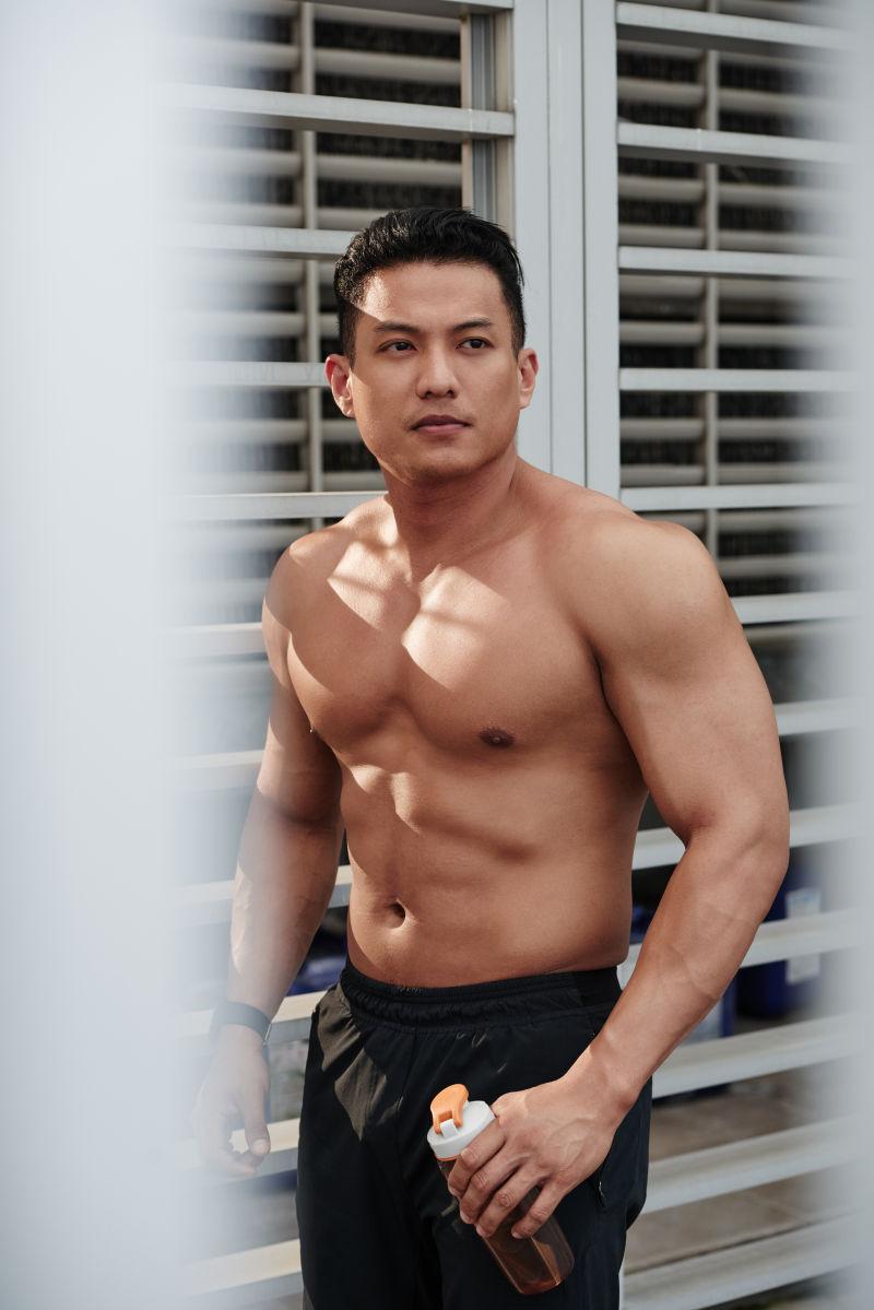 拿着水杯的肌肉男