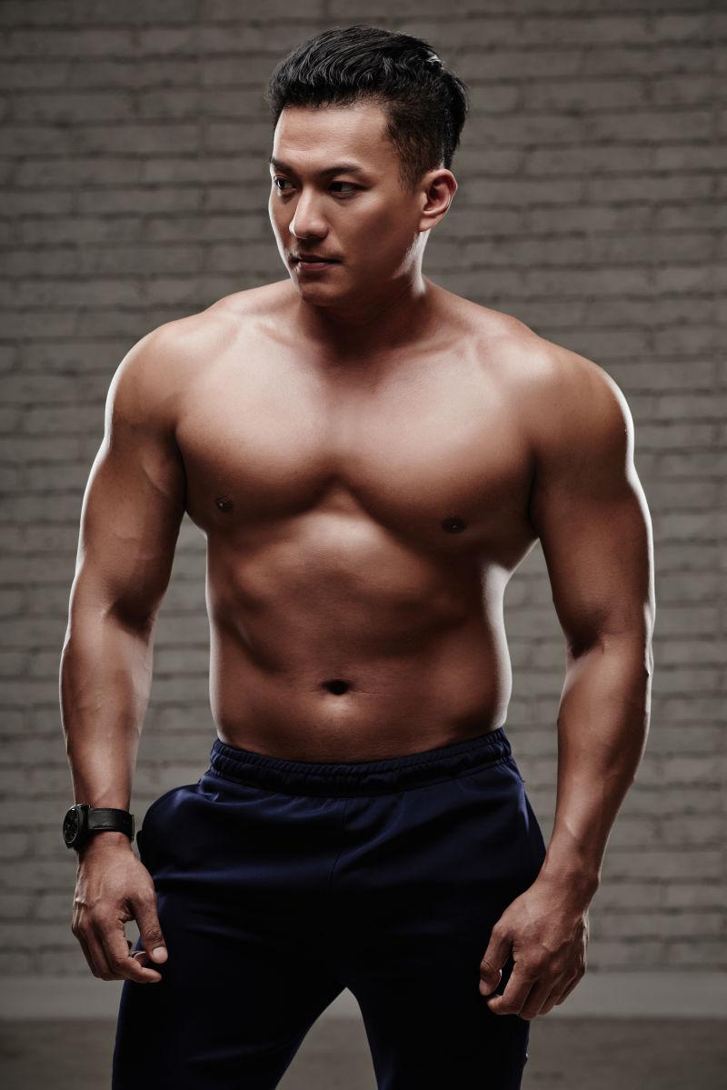 健身房里光着上身的肌肉男