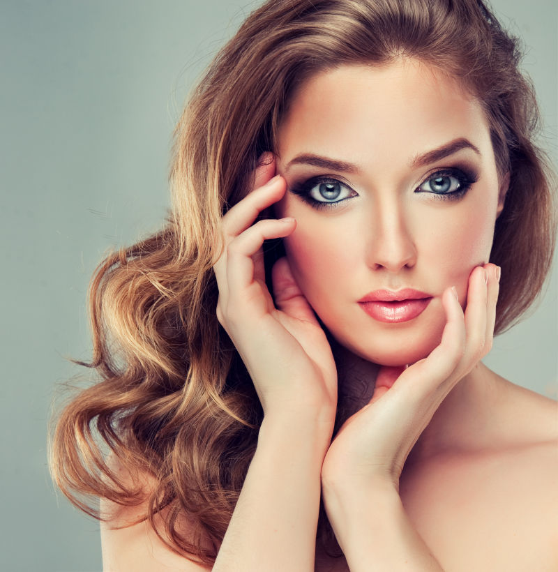 卷曲的美丽模特