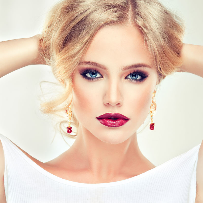 烈焰红唇的美丽模特儿