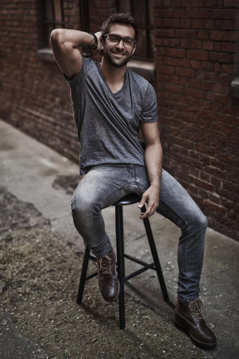 城市街道凳子上的男人