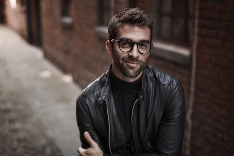 穿皮夹克戴着眼镜人的男人