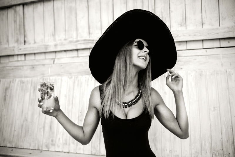 带着大帽子的性感美女