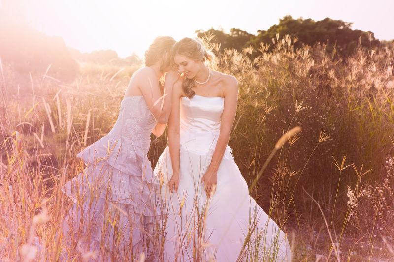 夕阳下的新娘和伴娘