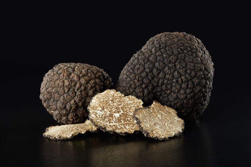 黑色背景下黑松露干与切片
