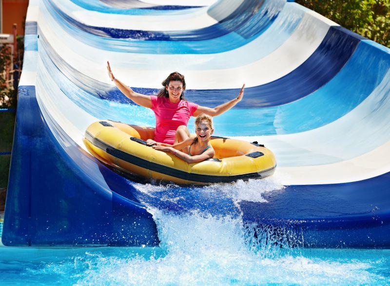 在水上滑梯上快乐的一对母女