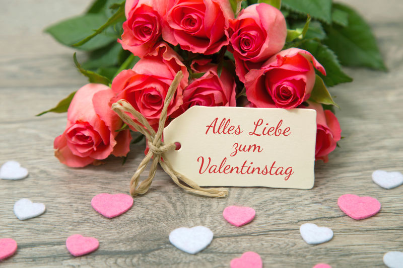 木桌上的玫瑰情人节卡