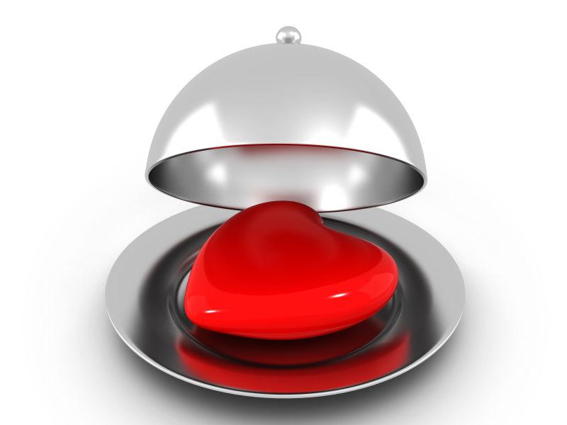 盘子里的红色爱心