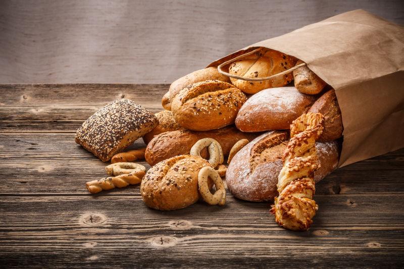 桌子上各种样式的小麦面包