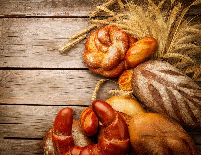 木桌上不同口味的烘培面包