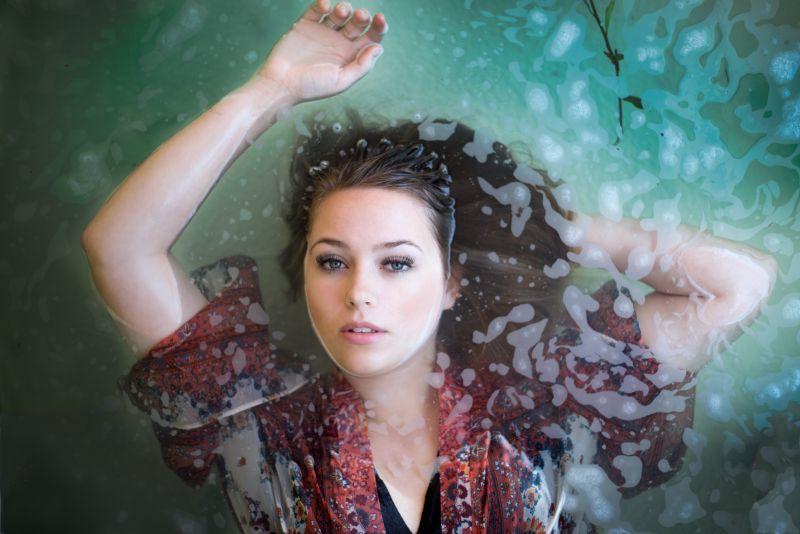 躺在水里的红衣女孩