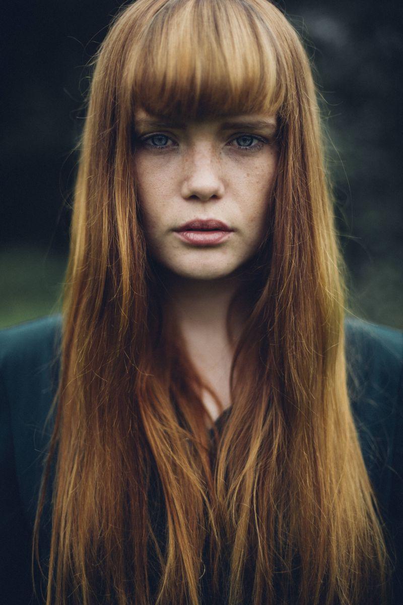 有着栗色长发的脸上有雀斑的美女