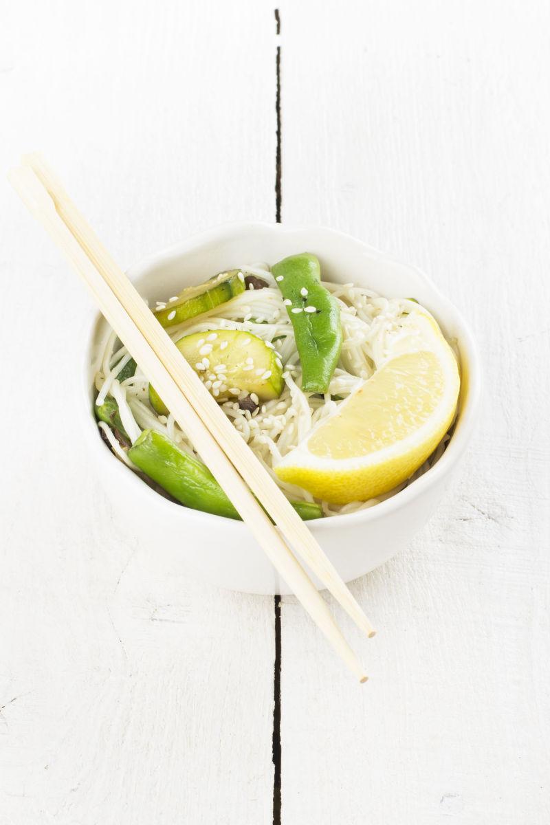 西葫芦和柠檬面条