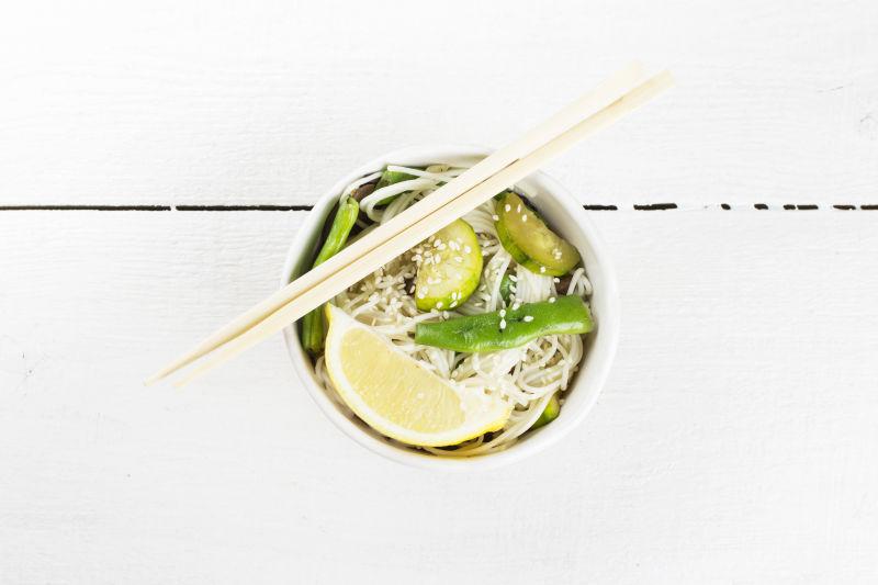 木桌上碗中的面条