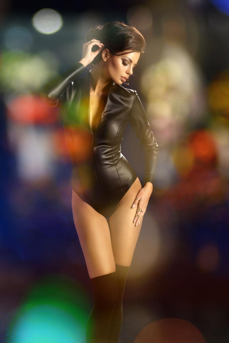 时尚皮衣的年轻美女