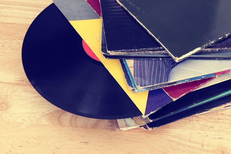 木桌上堆叠的复古唱片