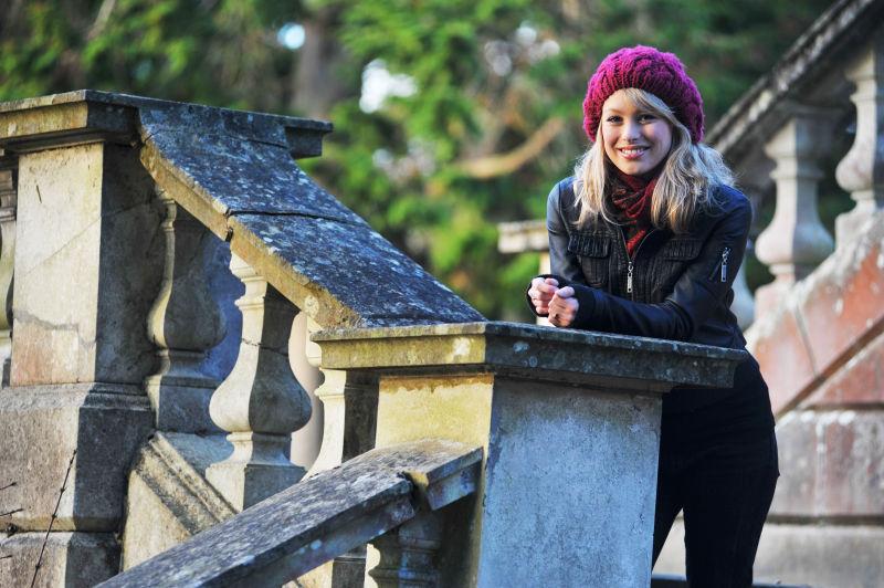 快乐女青年的户外画像