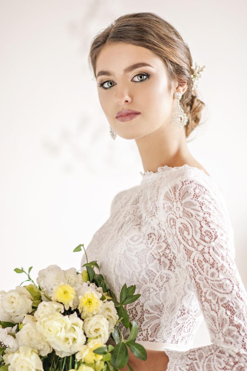 美丽的新娘手拿着花束