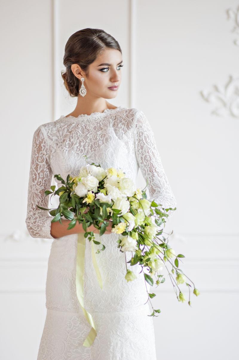 手持新娘花束的新娘