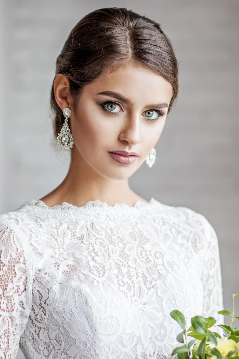 手拿捧花的美丽的新娘