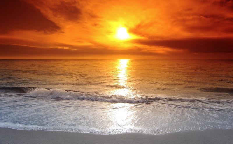 日落下海上的泡沫