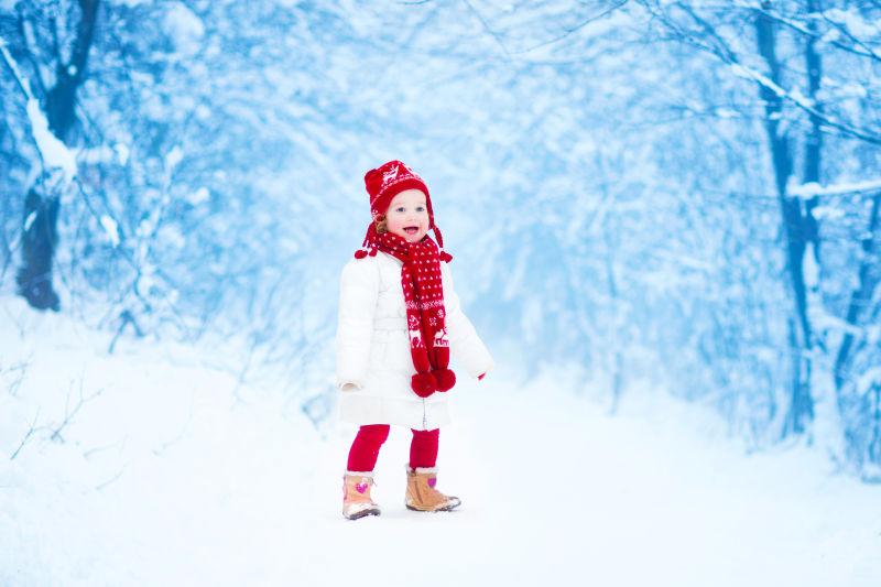 冬园里可爱的学步女孩