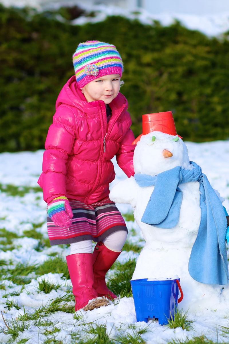 快乐的小女孩在冬天玩耍