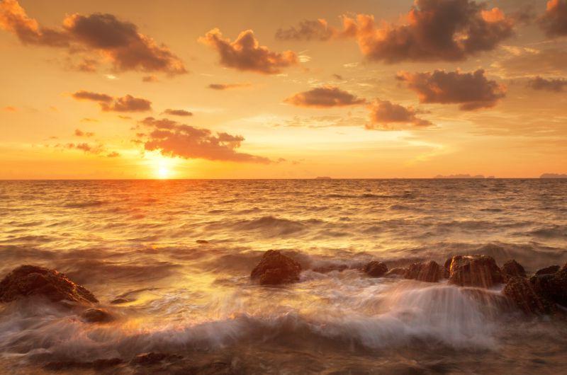 海上美丽的日落景观