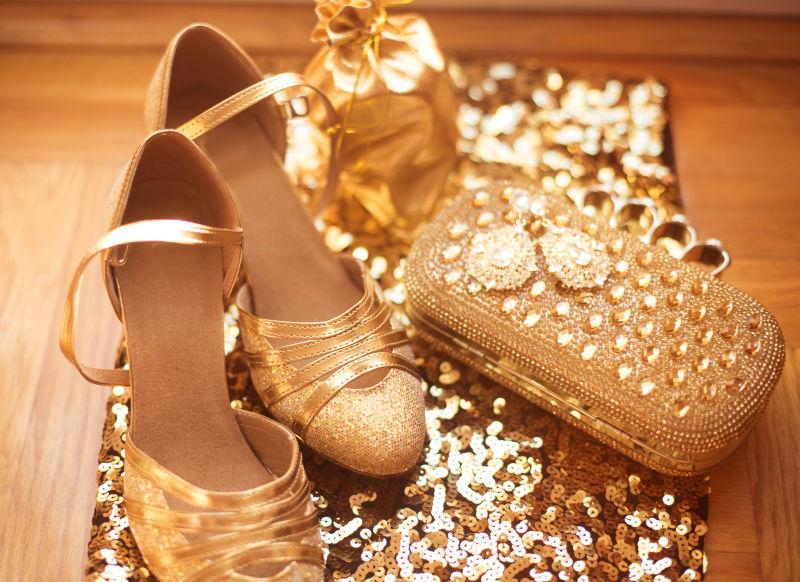 时尚金色饰品与高跟鞋