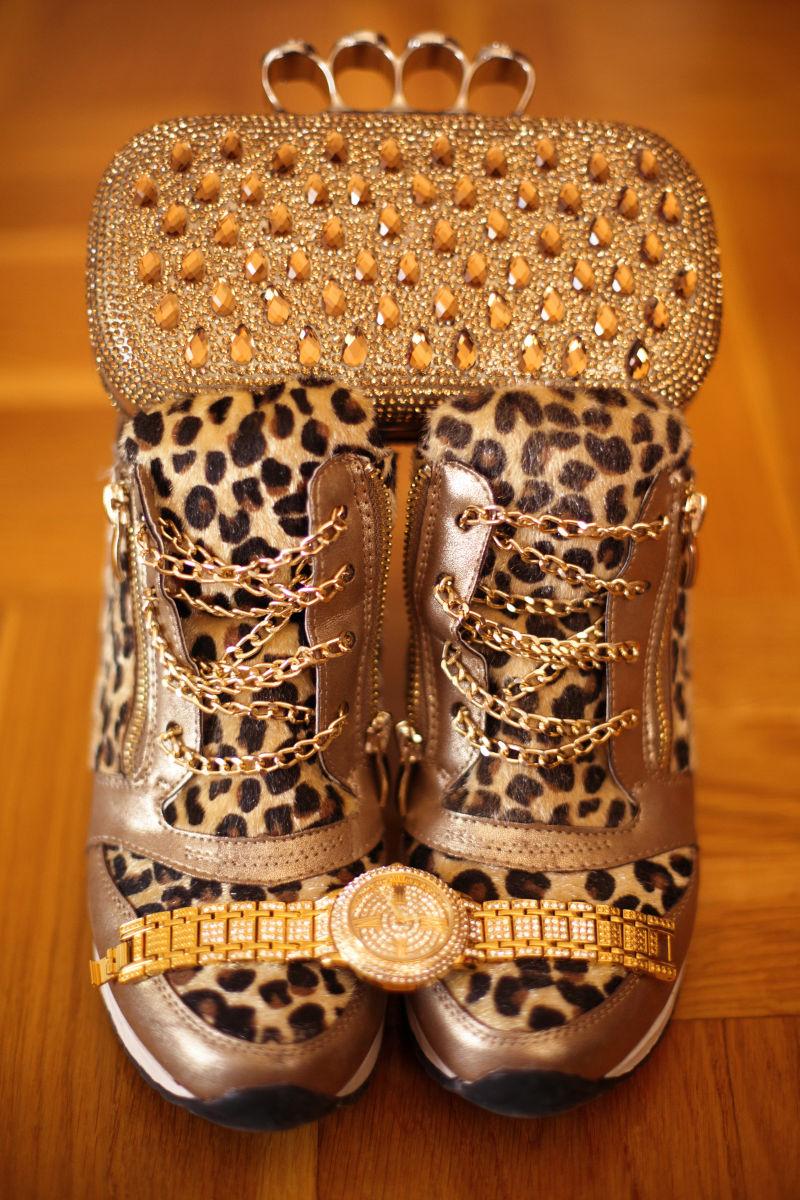 金色女性高跟鞋与提包黄金饰品